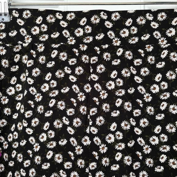 •Torrid• NWT Wide Leg Daisy Ditsy Floral Pants - Size 4X Short - Picture 4 of 12